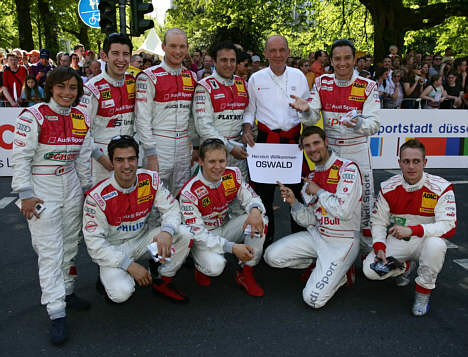 Hele Audis DTM-team med Onkel Ullrich i baggrunden gav Oswald K en varm velkomst fra Düsseldorf.